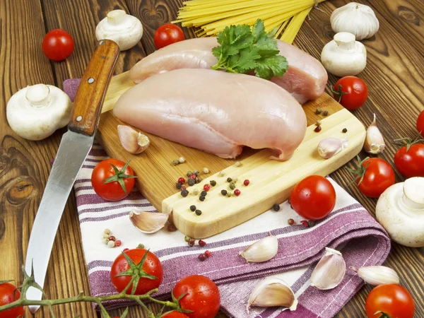 Pechuga de pollo con verduras y espaguetis —  Fotos de Stock