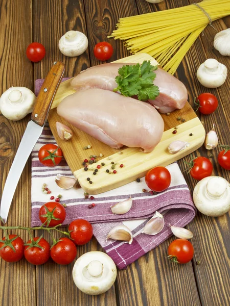 Kuřecí prsíčka se zeleninou a špagety — Stock fotografie