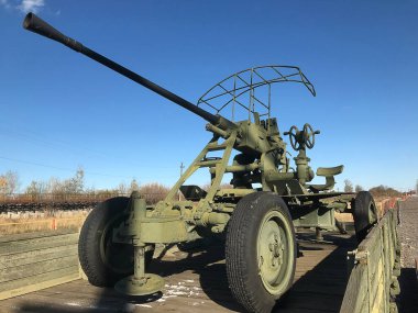 Zırhlı savaş treninde eski bir silah. İkinci Dünya Savaşı. 1941.