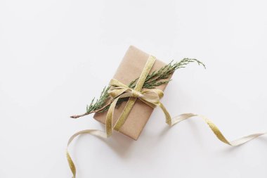 Beyaz arka planda Noel hediyesi. Düz konum, üst görünüm, kopyalama alanı