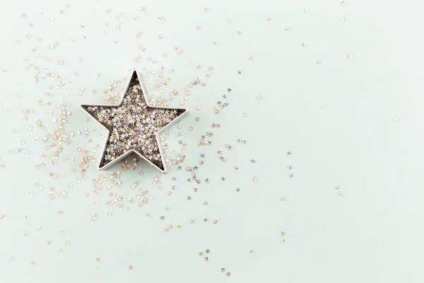 Estrela Com Brilhos Formas Para Pão Gengibre Fundo Pastel Azul — Fotografia de Stock