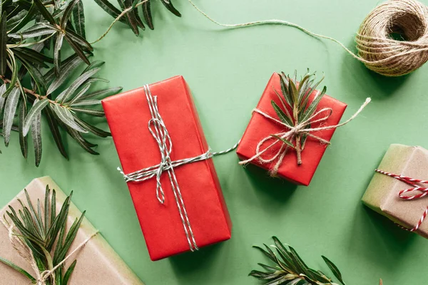 Composición Navidad Año Nuevo Con Cajas Regalo Mechones Cuerda Ramas — Foto de Stock