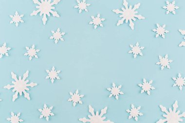 Noel kompozisyonu. Mavi arka planda kar taneleri. Noel, kış, yeni yıl konsepti. Asgari düzeyde. Düz konum, üst görünüm, kopyalama alanı.