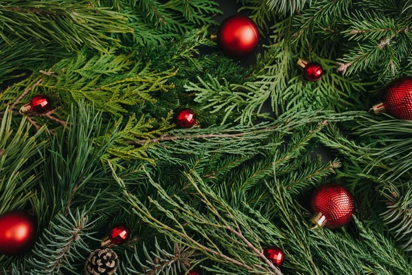 Kreatives Layout Aus Immergrünen Ästen Und Roten Weihnachtskugeln Winter Natur — Stockfoto