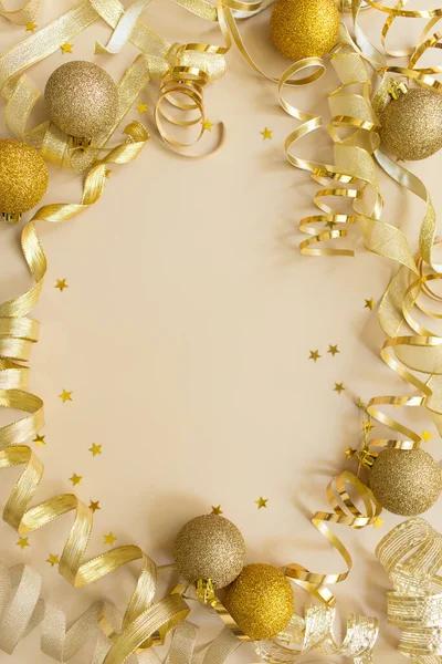 Confete Dourado Fita Adesiva Bolas Brinquedo Natal Fundo Bege Fundo — Fotografia de Stock