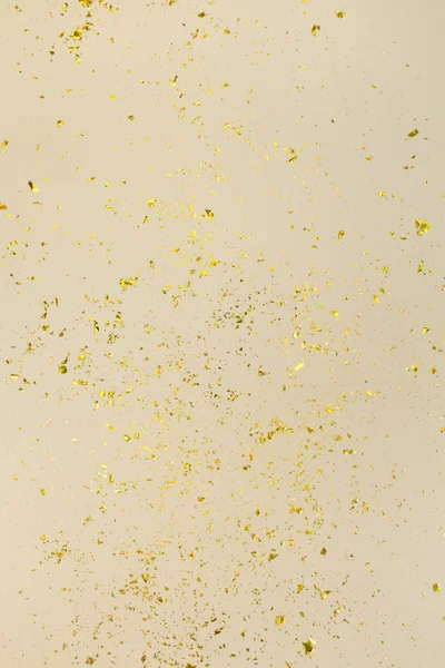Confete Dourado Sobre Papel Bege Fundo Moda Fundo Festivo Férias — Fotografia de Stock