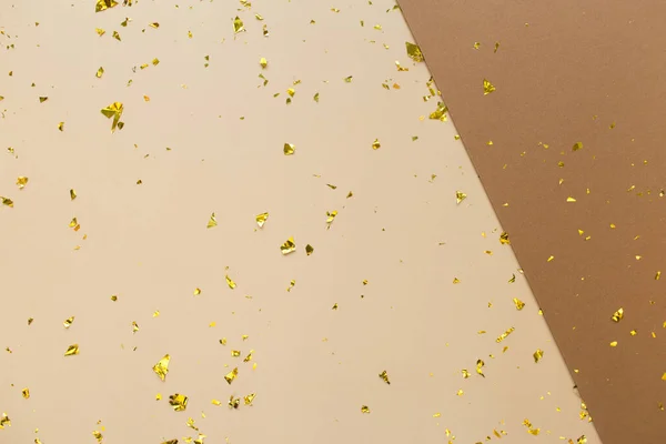 Goldenes Konfetti Auf Erdbraunem Beigem Papier Mit Geometrischem Hintergrund Festliche — Stockfoto