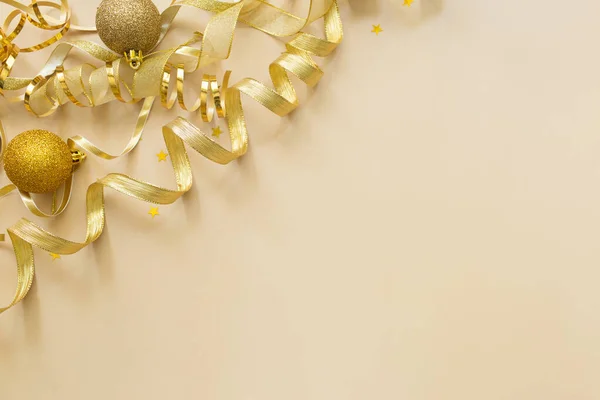 Confete Dourado Fita Adesiva Bolas Brinquedo Natal Fundo Bege Fundo — Fotografia de Stock