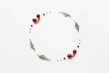 Son moda yaratıcı Noel, kış, yeni yıl kompozisyonu. Firavun ağacı dalları, bej arka planda kırmızı süslemeler. Düz konum, üst görünüm, kopyalama alanı