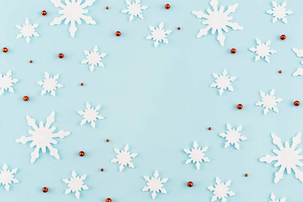 Composição Natal Padrão Feito Flocos Neve Decorações Vermelhas Fundo Azul — Fotografia de Stock