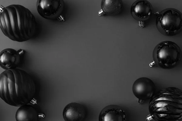 Siyah Arka Planda Siyah Toplar Noel Yeni Yıl Kompozisyonu Kara — Stok fotoğraf