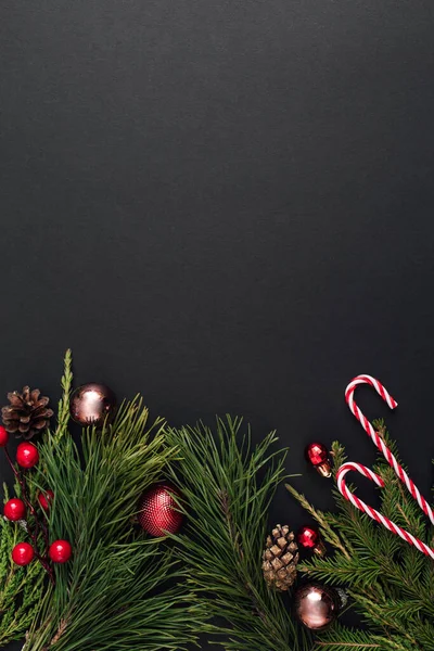 Weihnachtsdekoration Und Weihnachtsbaumzweige Auf Schwarzem Hintergrund Neujahrsgrußkarte Legen Ansicht Von — Stockfoto