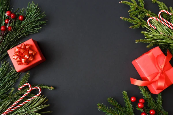 Rote Weihnachtsgeschenke Dekoration Und Äste Auf Schwarzem Hintergrund Neujahrsgrußkarte Flache — Stockfoto