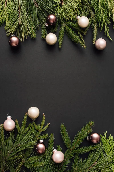 Weihnachtskugelschmuck Und Weihnachtsbaumzweige Auf Schwarzem Hintergrund Neujahrsgrußkarte Minimaler Stil Flache — Stockfoto