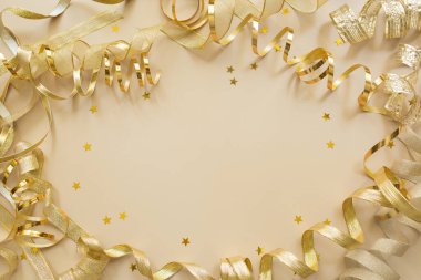 Altın konfeti, bej arka planda kasetler. Noel kompozisyonu. Bayram arkaplanı. Doğum günü, Noel, Sevgililer Günü, Yeni Yıl. Düz konum, üst görünüm, kopyalama alanı.