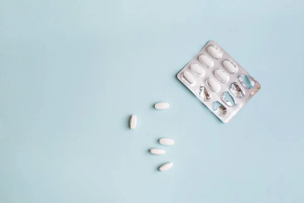 Δημιουργική Ιατρική Διάταξη Λευκά Φάρμακα Χάπια Δισκία Κάψουλες Βιταμίνες Γαλάζιο — Φωτογραφία Αρχείου