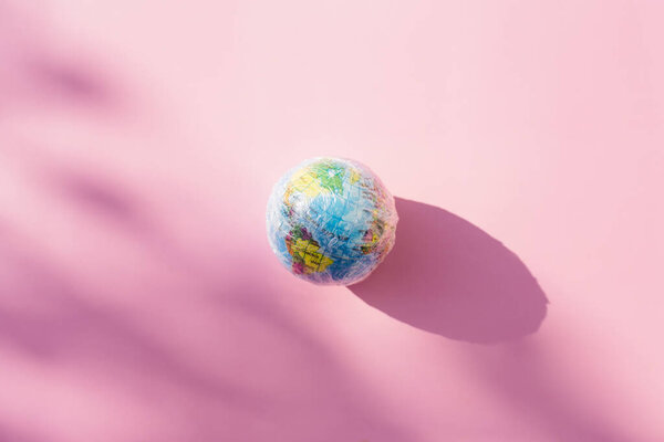 Планета Земля из полиэтиленового пластика. Глобус и глобальное загрязнение пластиком. Минимальная экологическая концепция. Плоский, вид сверху