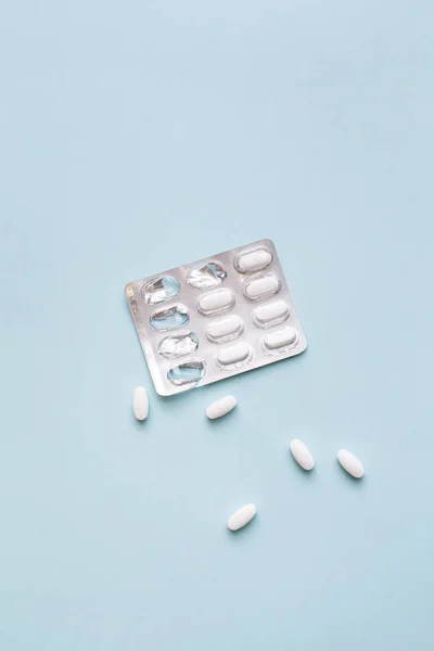 Layout Médico Criativo Feito Com Comprimidos Medicina Branca Comprimidos Cápsulas — Fotografia de Stock