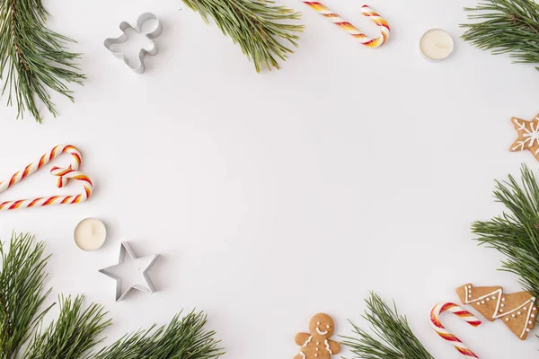 Weihnachten Winter Neujahr Weihnachtsrahmen Aus Tannenzweigen Lebkuchen Kerzen Bonbons Auf — Stockfoto