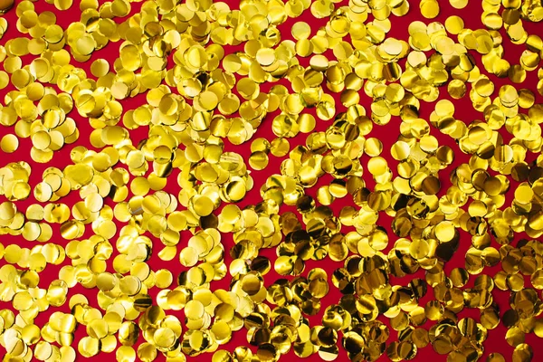 Confete Dourado Sobre Fundo Papel Vermelho Fundo Festivo Férias Congratulações — Fotografia de Stock