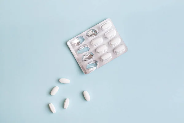 Δημιουργική Ιατρική Διάταξη Λευκά Φάρμακα Χάπια Δισκία Κάψουλες Βιταμίνες Γαλάζιο — Φωτογραφία Αρχείου