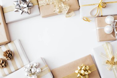 Noel hediyeleri ve beyaz arka planda hediyeler. Mutlu Noeller, yeni yıl tatili konsepti. Düz konum, üst görünüm, kopyalama alanı.