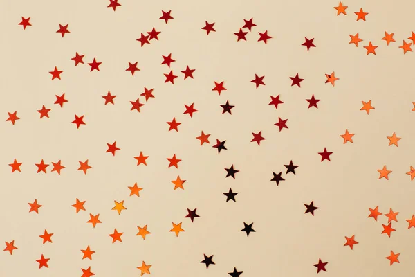 Κόκκινα Κομφετί Σχήμα Αστεριού Μπεζ Χάρτινο Φόντο Εορταστικό Σκηνικό Διακοπών — Φωτογραφία Αρχείου
