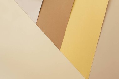 Topraksı kahverengi, altın, bej, beyaz kağıt geometrik arka plan. Asgari, şık, moda konsepti. Düz konum, üst görünüm, kopyalama alanı. Trend rengi 2021