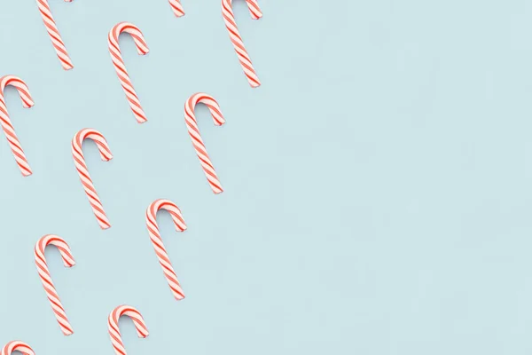Noel Kompozisyonu Mavi Arka Planda Kırmızı Beyaz Şekerler Noel Kış — Stok fotoğraf