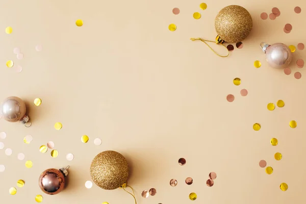 Altın Konfeti Bej Arka Planda Noel Topları Bayram Arkaplanı Noel — Stok fotoğraf
