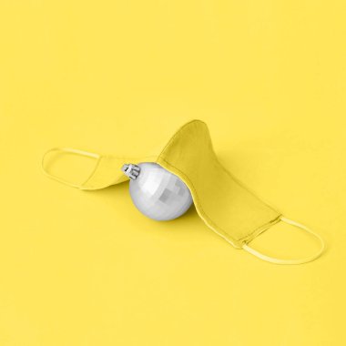 2021 yılının modaya uygun rengini gösteriyor. Aydınlatıcı sarı ve nihai gri. Salgın sırasında yeni yılın en az konsepti covid-19..