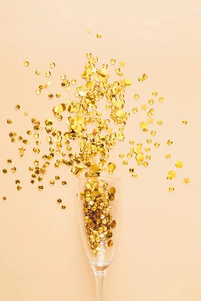 Óculos Com Ouropel Confete Dourado Sobre Fundo Bege Deitado Plano — Fotografia de Stock