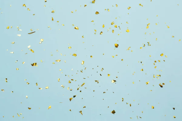 Confete Dourado Sobre Fundo Papel Azul Claro Fundo Festivo Férias — Fotografia de Stock