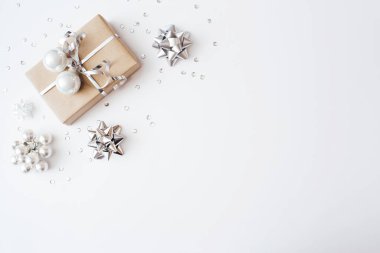 Noel hediyesi, hediye ve beyaz arka planda konfeti. Mutlu Noeller, yeni yıl tatili konsepti. Düz konum, üst görünüm, kopyalama alanı