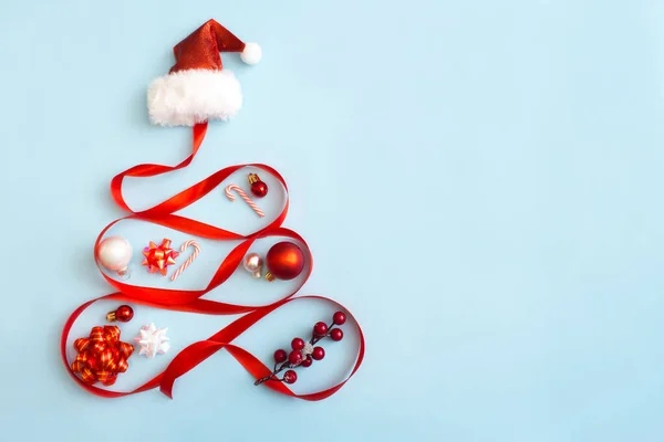 Kreativer Weihnachtsbaum Aus Rotem Dekor Und Band Auf Hellblauem Hintergrund — Stockfoto