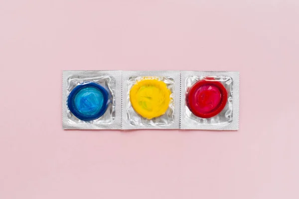 Composição Com Preservativos Coloridos Sobre Fundo Rosa Pastel Sexo Seguro — Fotografia de Stock