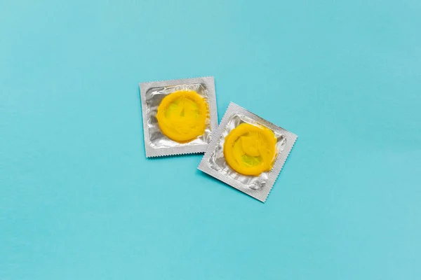 Πολύχρωμη Σύνθεση Κίτρινα Προφυλακτικά Έντονο Μπλε Φόντο Ασφαλές Σεξ Και — Φωτογραφία Αρχείου
