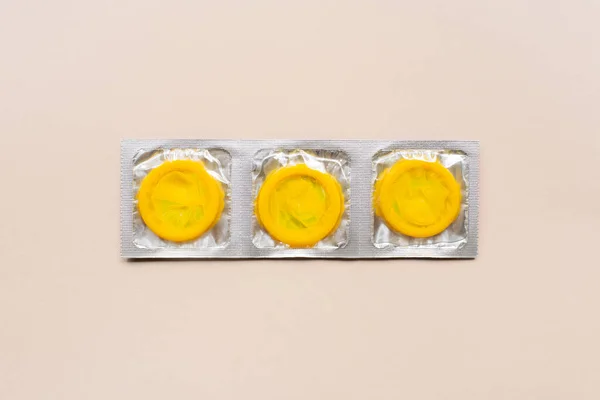 Composição Colorida Com Preservativos Amarelos Sobre Fundo Bege Sexo Seguro — Fotografia de Stock