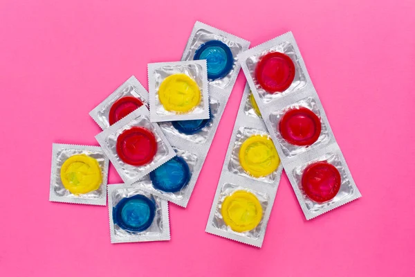 Composição Com Preservativos Coloridos Sobre Fundo Rosa Brilhante Sexo Seguro — Fotografia de Stock