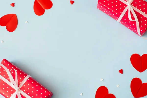 Valentine Day Background Février Cadeaux Confettis Coeurs Rouges Papier Sur — Photo