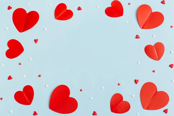 Valentin Napi Háttér Február Confetti Piros Szívű Papír Pasztell Kék — Stock Fotó