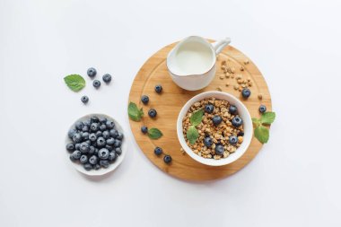Müsli ile kahvaltı, beyaz arka planda taze böğürtlen. Sağlıklı gıda konsepti. Düz yatış, üst görünüm.