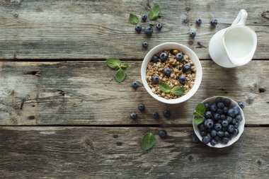 Müsli ile kahvaltı, ahşap arka planda taze böğürtlen. Sağlıklı gıda konsepti. Düz konum, üst görünüm, kopyalama alanı