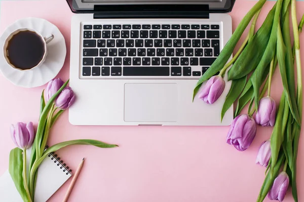 Espaço Trabalho Com Laptop Flores Tulipa Xícara Café Fundo Rosa — Fotografia de Stock