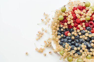 Beyaz fonda taze frenk üzümü, yabanmersini, ahududu çeşitleri. Düz konum, üst görünüm, kopyalama alanı.