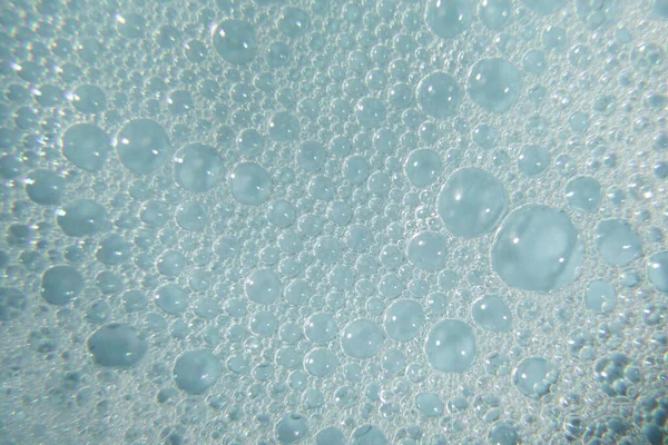 Skummande Kosmetisk Konsistens Med Bubblor Blå Bakgrund Rengöring Schampo Tvätt — Stockfoto