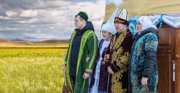 La gente en el vestido nacional kazajo . —  Fotos de Stock