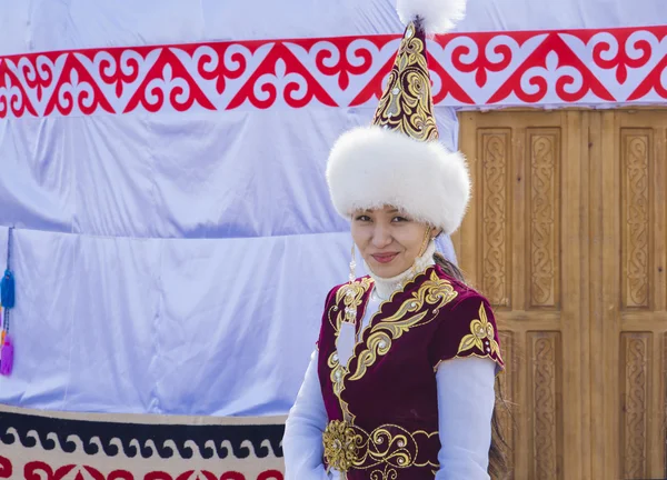 A menina no vestido nacional cazaque . — Fotografia de Stock