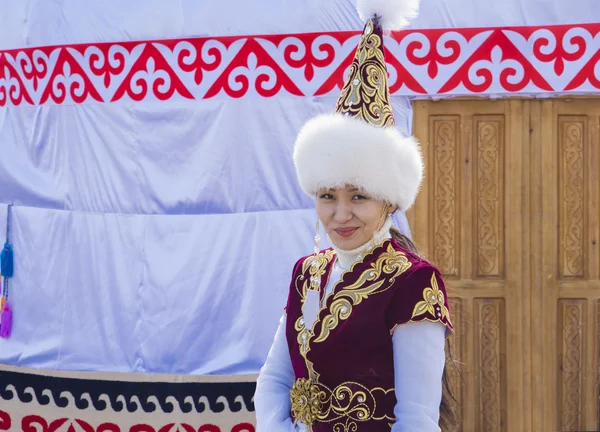 Kazak Ulusal elbiseli kız.