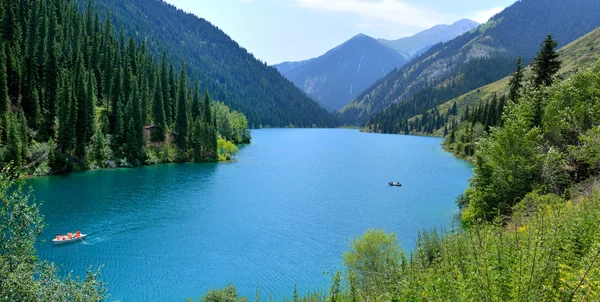 Riva nord dei laghi di Kolsay — Foto Stock